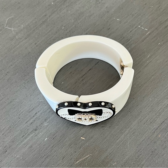 CHANEL Black & Ivory White Alluring Heart Resin 2006 Spring Hinge Cuff Bracelet - Picture 4 of 12